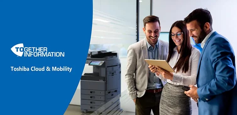 Persone in ufficio che consultano un tablet accanto a una multifunzione Toshiba, banner Toshiba Cloud & Mobility