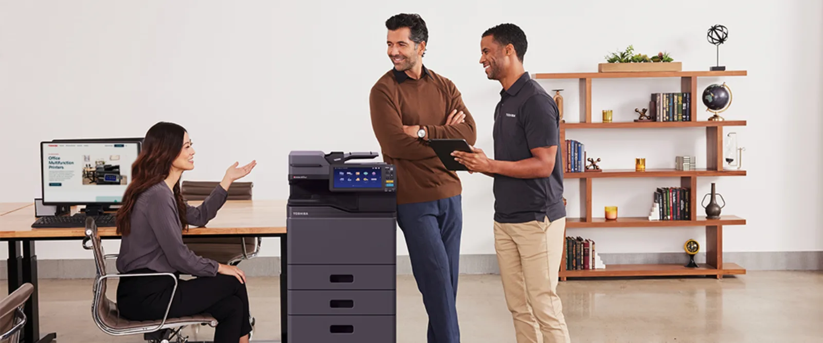Multifunzione Toshiba e-STUDIO in un ufficio, con due persone che la utilizzano